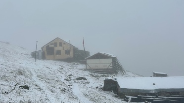 Rize Çamlıhemşin'de yaylaya kar düştü, yaylacılar köye dönüş için hazırlığa başladı