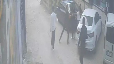 Kadına şiddete engel olmaya çalıştı, bıçaklandı