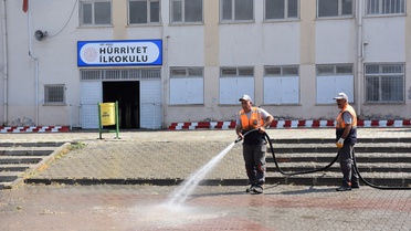 Siirt Belediyesi yeni eğitim yılı öncesi okul bahçelerinde temizlik başlattı