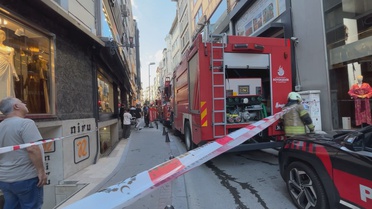Şişli'de iş yerinde yangın çıktı, paniğe kapılan kişi birinci kattan atlayarak yaralandı