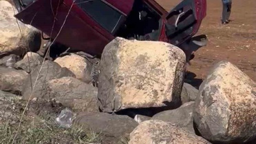 Siverek'te lastiği patlayan otomobil şarampole devrildi, sürücü yaralandı