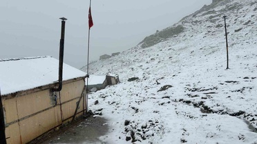 Mevsimin ilk karı yağdı! Sıcaklık eksiye düştü