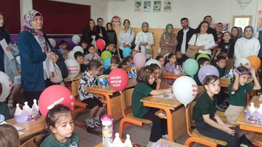 Samsun İlkadım'da Uyum Haftası'nda minik öğrenciler palyaço gösterisiyle karşılandı