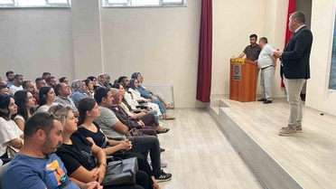 Osmaneli'nde uyum programında ilk derse veliler sıralarda oturarak başladı