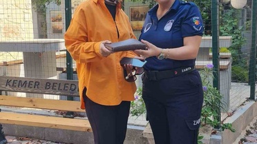 Kemer'de parkta bulunan cüzdan zabıta ekiplerince sahibi Neziha Kılınç'a teslim edildi