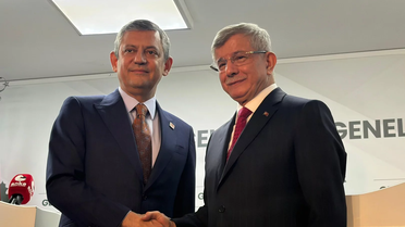 Özgür Özel, hakkında soruşturma başlatılan Ahmet Davutoğlu'nu arayıp dayanışma iletti