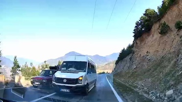 Artvin'de hatalı sollayan minibüs son anda kazadan döndü, o anlar kamerada