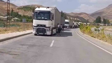 Hakkari Yüksekova'da yol kenarındaki tıra çarpan kamyonet sürücüsü yaralandı