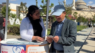 Yüksekova’da parkta sağlık molası: Vatandaşlar tansiyon ve şeker ölçümü için akın etti