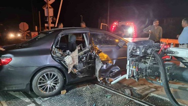 Yolcu treni hemzemin geçidinde otomobile çarptı: 5 yaralı
