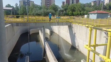 Adıyaman Belediyesi karasinek ve haşereyle mücadele için ilaçlama çalışmalarını sürdürüyor