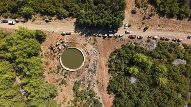 Antalya Aksu'da köylüler traktörlerle yangın havuzuna su taşıdı