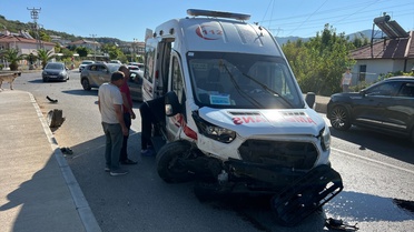 Antalya Kaş'ta ambulans ile otomobil çarpıştı, 4 kişi yaralandı