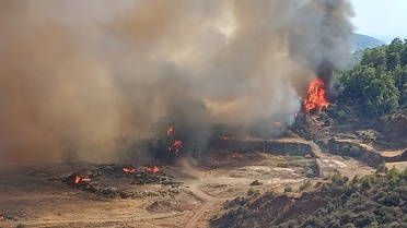 Antalya Kumluca'daki Toptaş Mahallesi'nde orman yangınına ekipler müdahale ediyor