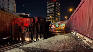 İstanbul Avcılar'da asfalt kamyonu alt geçide uçtu, sürücü yaralandı