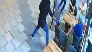Mersin Mezitli'de iş yerine kasklı şüphelinin silahlı saldırısı kamerada; aynı yerde ikinci kez