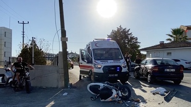 Balıkesir Ayvalık'ta yeni tali yolda motosiklet ile otomobil çarpıştı, sürücü yaralandı