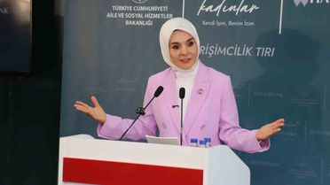 Bakan Göktaş Hakkari'de kadın girişimcilik eğitim tırını ziyaret etti