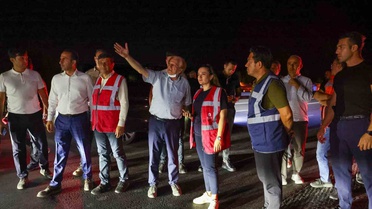 Antalya Aksu'daki orman yangınında gece mücadelesi sürüyor
