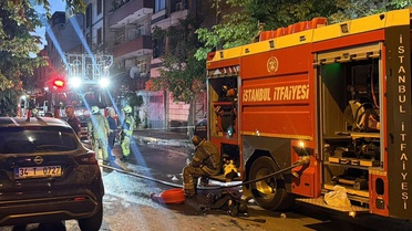 Bayrampaşa'da metruk binadan apartmanın çatısına sıçrayan yangın söndürüldü