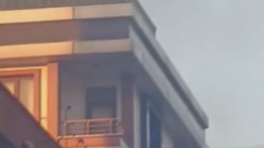 Bayrampaşa'da metruk binada çıkan yangın apartmanın çatısına sıçradı; 1 kişi dumandan etkilendi