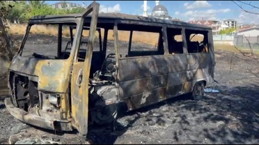 Beylikdüzü'nde otluk alanda çıkan yangın park halindeki minibüsü küle çevirdi