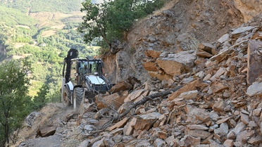 Bitlis'in Hizan ilçesinde heyelanla kapanan Sadan Mahallesi arazi yolu ulaşıma açıldı