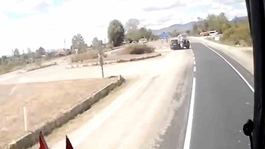 Kastamonu'da cip traktörle çarpıştı, 3 yaralı, traktör ikiye bölündü