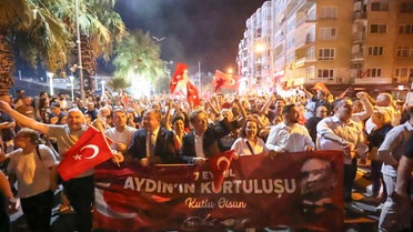 Efeler'de kurtuluşun 104'üncü yılına özel fener alayı