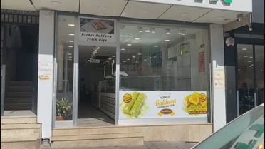 Esenler’de tatlıcı dükkanından sadaka kutusunu çalan şüpheli kamerada