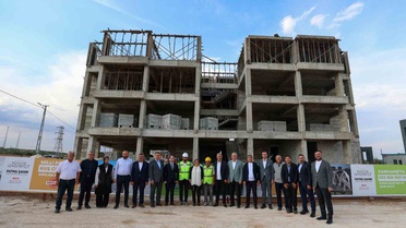 Fatma Şahin, Karkamış'ta 100 konutluk Gazi Konut projesinin şantiyesinde incelemelerde bulundu