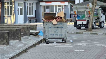 Balıkesir Gönen'deki fuar sonrası çöpe atılan kangal sucuklar vatandaşları huzursuz etti