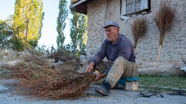 Yozgat'ta 70 yaşındaki Bilal Tümtürk, çalı süpürgesi geleneğini 35 yıldır sürdürüyor