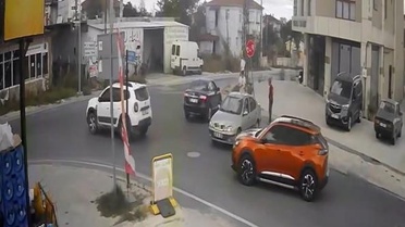 Tekirdağ Kapaklı'da sürücü geri manevrada DUR tabelasına çarpınca tabelayı sökmeye çalıştı
