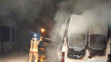 Hatay Kumlu'da park halindeki minibüs alevlere teslim oldu, yaralanan olmadı
