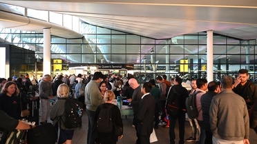 İngiltere'de NATS kaynaklı sistem arızası Heathrow ve Gatwick dahil uçuşları aksattı
