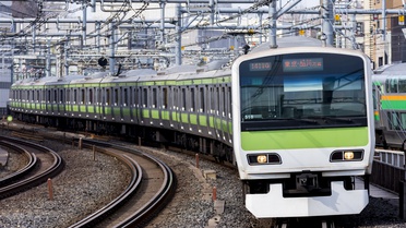 Tokyo'da şiddetli yağış tren seferlerini durdurdu, 140 binden fazla kişi etkilendi