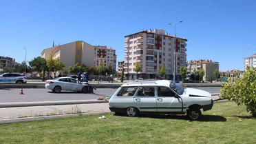 Kayseri Kocasinan'da otomobil ağaca çarptı, 2 kişi yaralandı