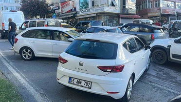 Samsun İlkadım'da kontrolden çıkan otomobil karşı şeritteki araca çarptı, 2 kişi yaralandı
