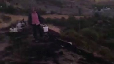 Adıyaman Gölbaşı'nda otluk alandaki yangını köylüler kovalarla söndürdü
