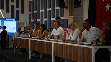 Kuşadası Belediye Meclisi, depreme dayanıksız stadın tribününün yıkılmasına karar verdi
