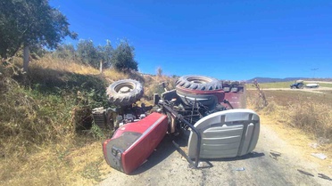 Manisa Salihli'de üzüm yüklü traktör devrildi, 3 kişi yaralandı