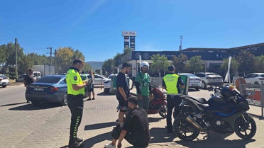 Muğla Menteşe'de motosiklet ile otomobil çarpıştı, sürücü hafif yaralandı