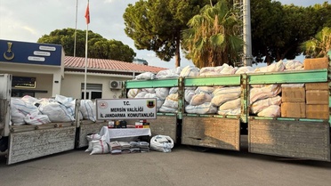 Mersin'de giyim kaçakçılarına operasyonda 2 şüpheli gözaltında, 15 bin tişört ele geçirildi