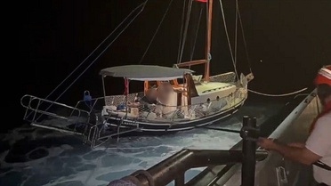 Muğla Marmaris'te motoru arızalanan yelkenli teknedeki 2 kişi Sahil Güvenlikle kurtarıldı