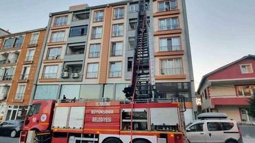 Tekirdağ Muratlı'da 5 katlı binanın çatısında yangın çıktı, alevler söndürüldü