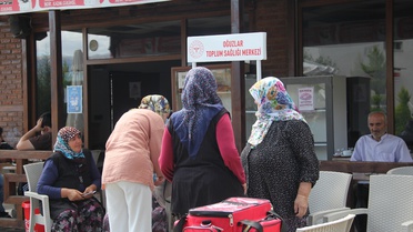 Çorum Oğuzlar'da sağlık taramasında şeker ve tansiyon değerleri ölçüldü