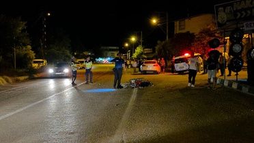 Osmaniye'de hafif ticari araçla çarpışan motosikletteki 1 kişi öldü, 2 kişi yaralandı