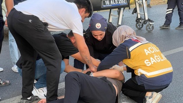 Bursa Mudanya'da motosiklet otomobile çarptı, 22 yaşındaki sürücü yaralandı