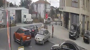 Tekirdağ Kapaklı'da sürücü çarptığı 'Dur' tabelasını sökemeyince aracına binip kaçtı